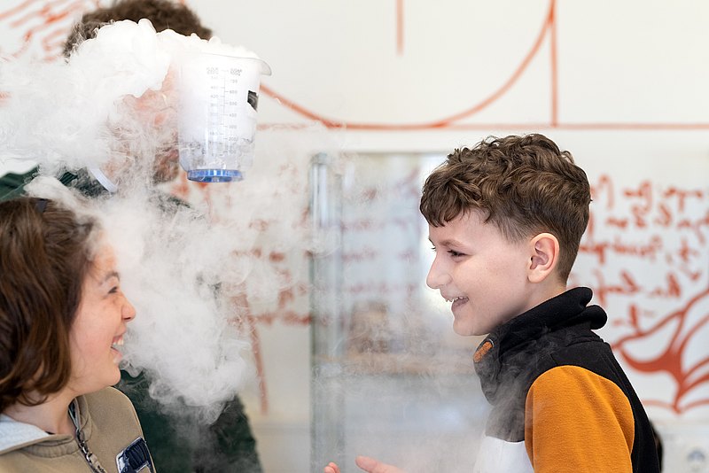 Ein Experiment: Aus einem Behälter steigt weißer dicker Rauch auf.